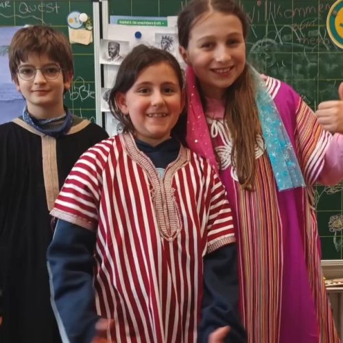 Kinder der Klasse 3.2 beschäftigen sich mit verschiedenen Kulturen