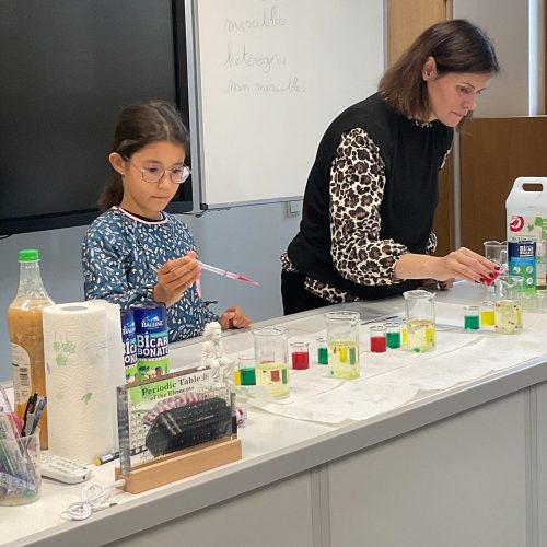 Nos élèves du primaire fabriquent une lampe à lave